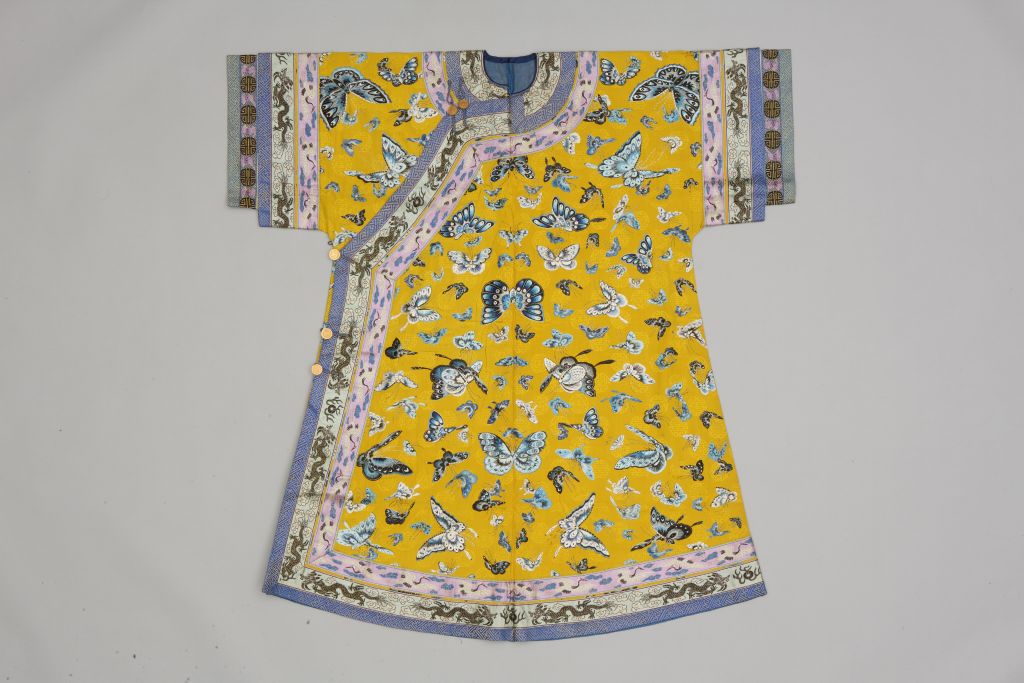 图片[1]-Bright Yellow Silk Embroidery Three Blue Hundred Butterfly Pattern Clip Shirt-China Archive